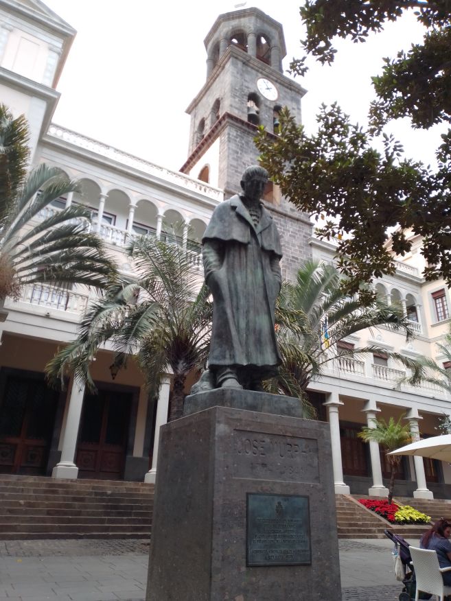 Santa-Cruz-Tenerife-church-statue